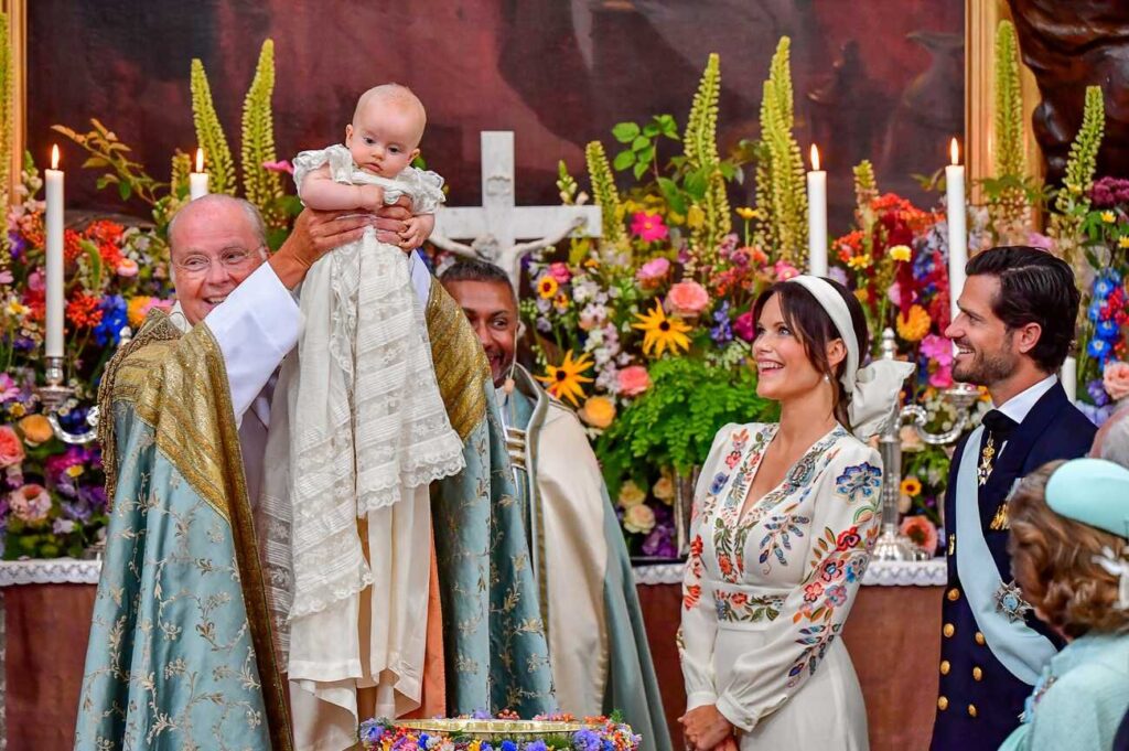 Biserica de stat din Suedia lansează campanii publicitare prin care invită părinții să-și aducă copiii la botez