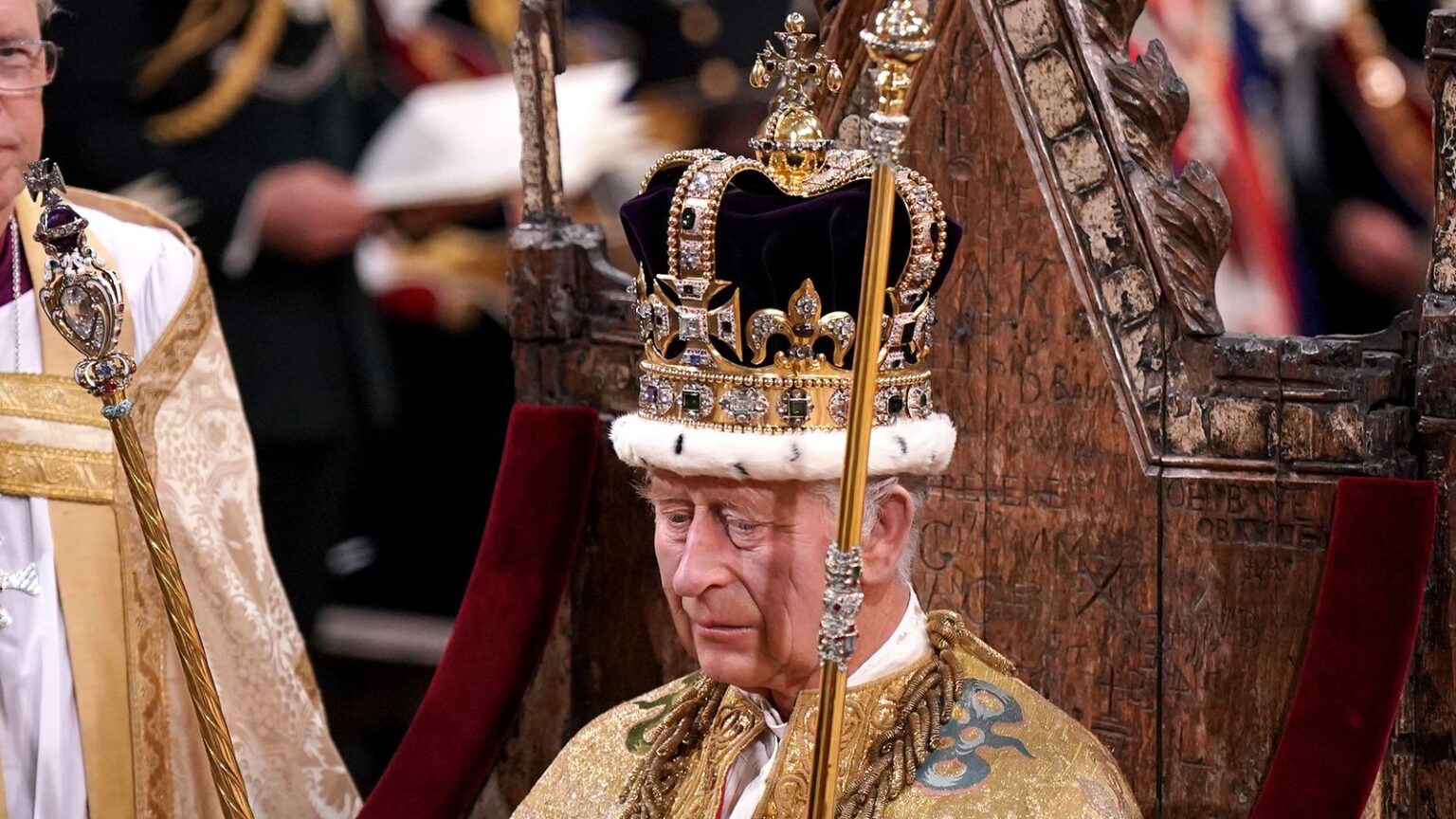 Marea Britanie: Încoronarea prințului și detronarea Prințului