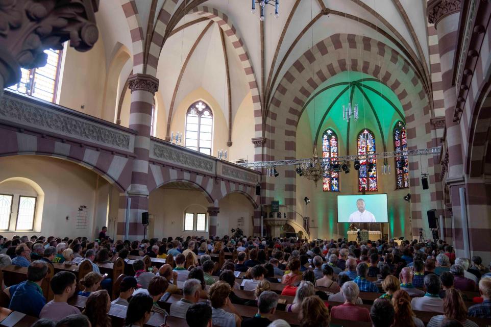Sute de persoane au participat la o slujbă religioasă condusă de Inteligența Artificială în Germania