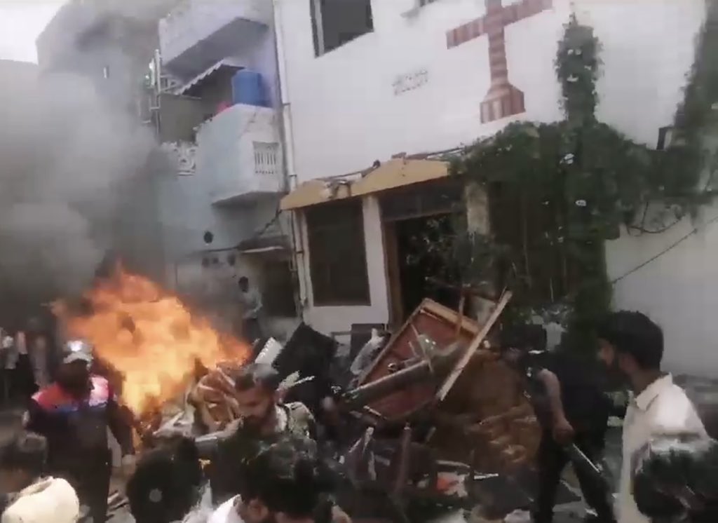 Un nou val de persecuție: biserici incendiate și creștini atacați în estul Pakistanului