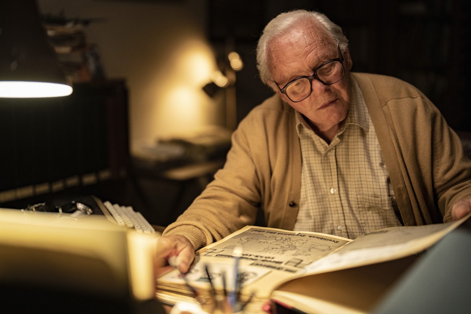 Anthony Hopkins interpretează pe omul care a salvat 600 de copii evrei de naziști în „One Life”, un nou film lansat recent