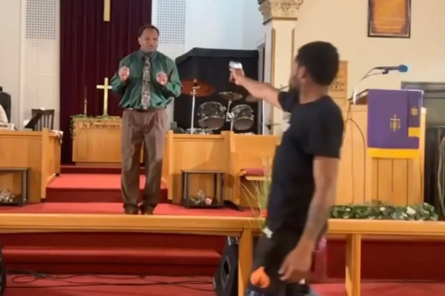 Un bărbat a încercat să-l împuște pe pastorul care predica într-o biserică din Pennsylvania