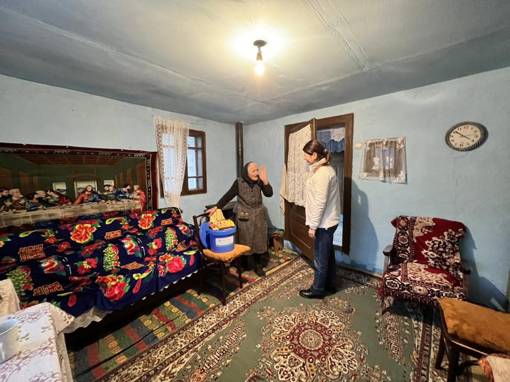 Găleata Albastră 2024: Umple 4000 de găleți pentru familiile vulnerabile în pragul iernii