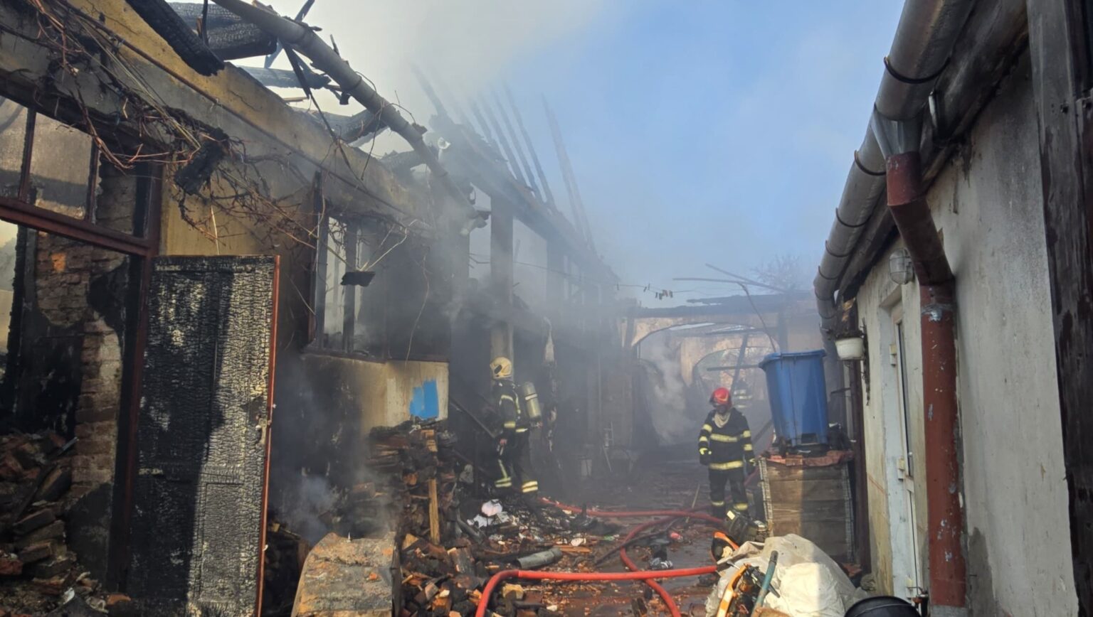 Apel la solidaritate: O familie din Sibiu și-a pierdut casa într-un incendiu devastator