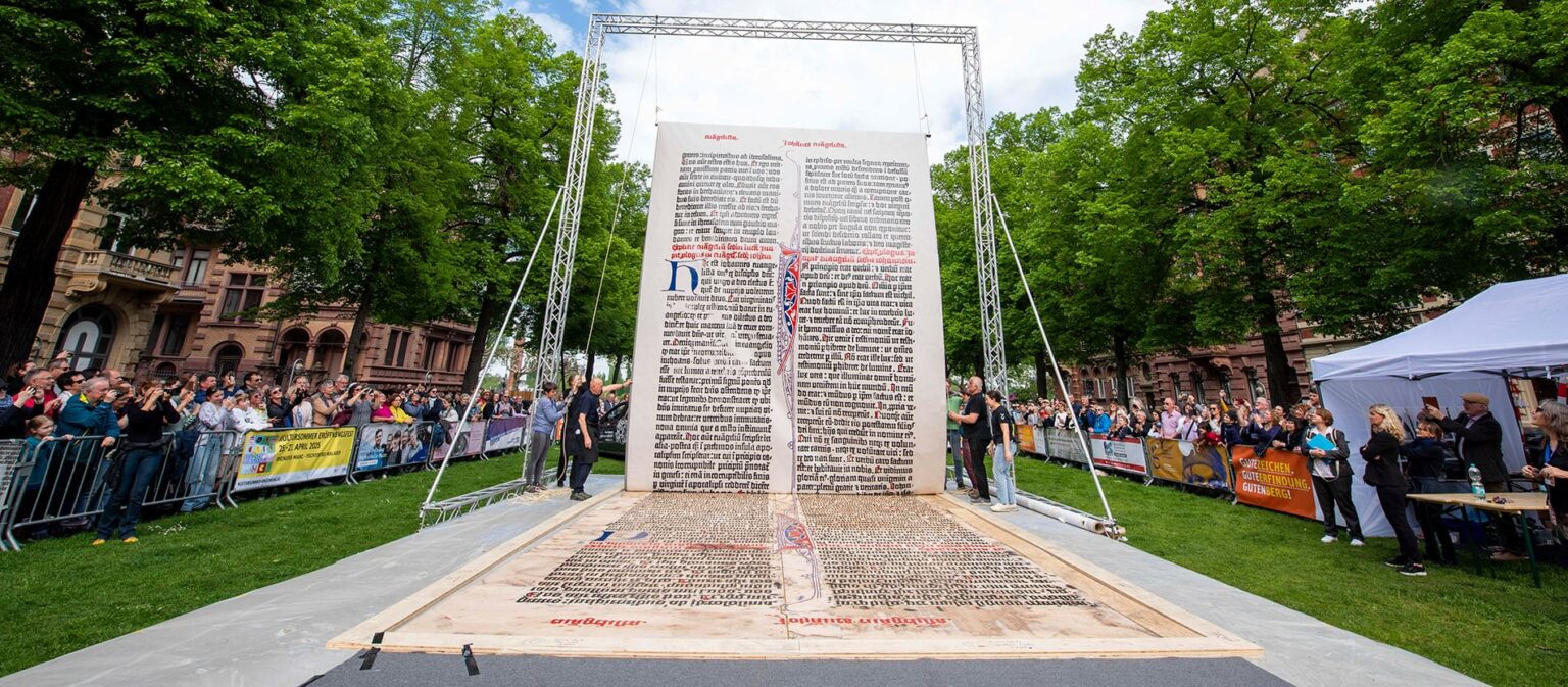 Catedrala din Mainz dezvăluie cea mai mare pagină biblică din lume pentru a-l onora pe Gutenberg