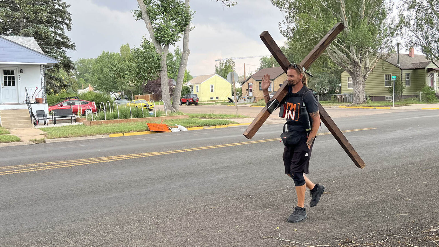 Un pastor merge cu o cruce din loc în loc pentru a propovădui Evanghelia și a susține cauza persoanelor fără adăpost în America