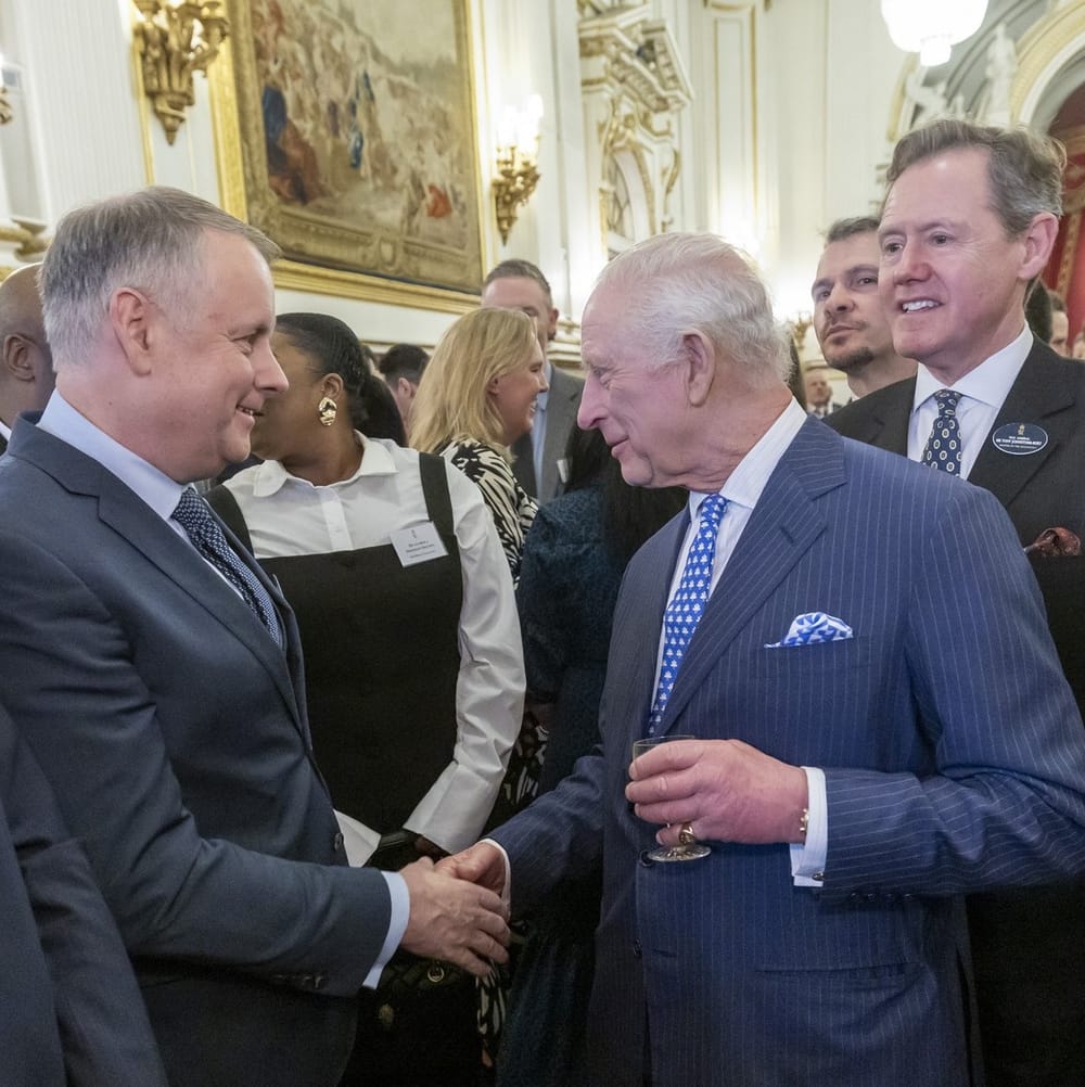Regele Charles omagiează organizația Mission Aviation Fellowship la Palatul Buckingham