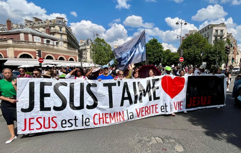 Peste 60 000 de participanți la „Marșul pentru Isus” în Franța