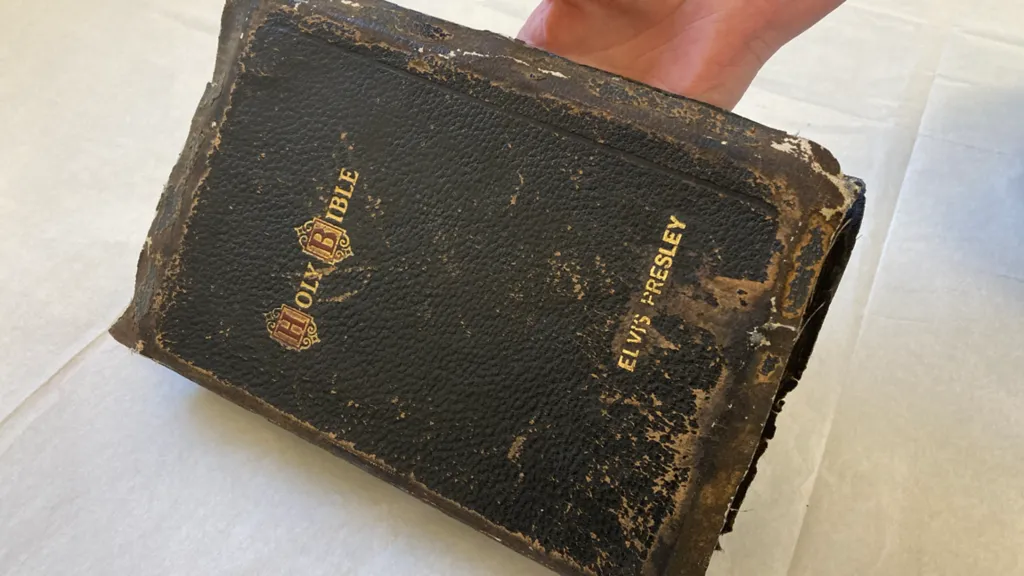 Biblia personală a lui Elvis Presley, în centrul unei expoziții aniversare la o biserică din Suffolk