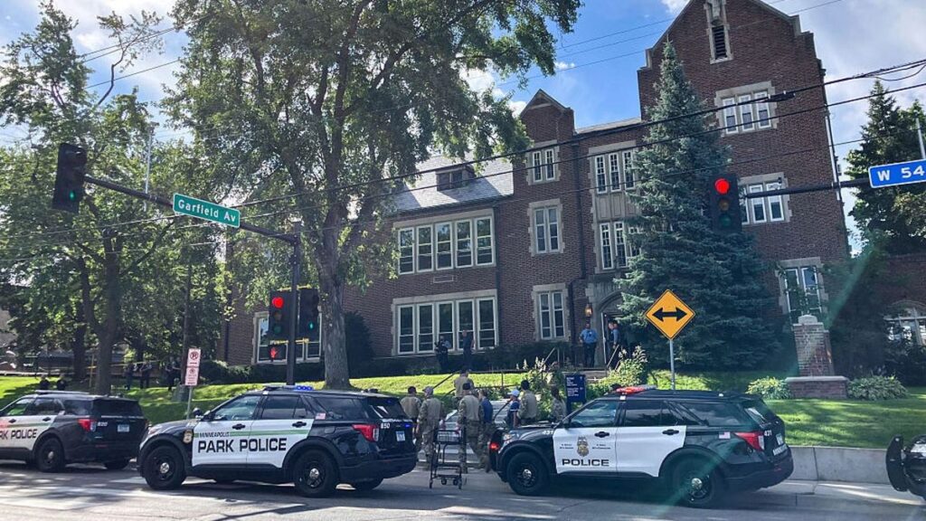 2 copii uciși și 17 răniți în timpul unui atac armat comis de un transgender asupra unei școli catolice din Minnesota