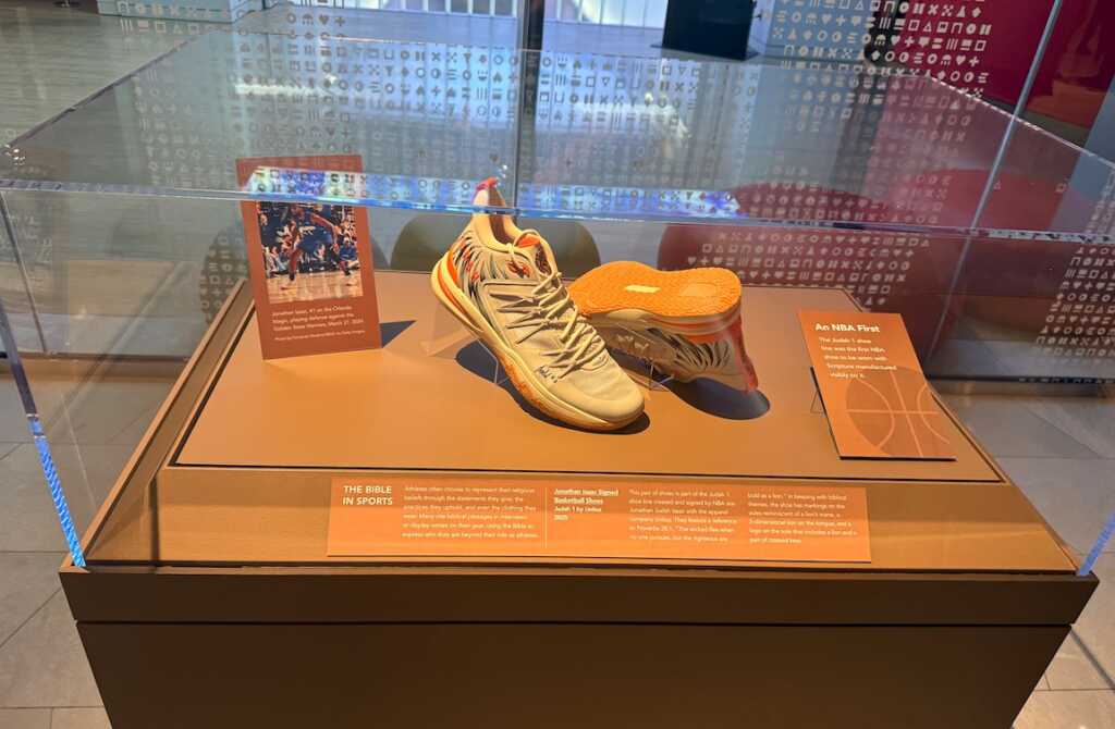 Muzeul Bibliei din Washington expune prima pereche de pantofi de sport placați cu versete biblice din istoria NBA