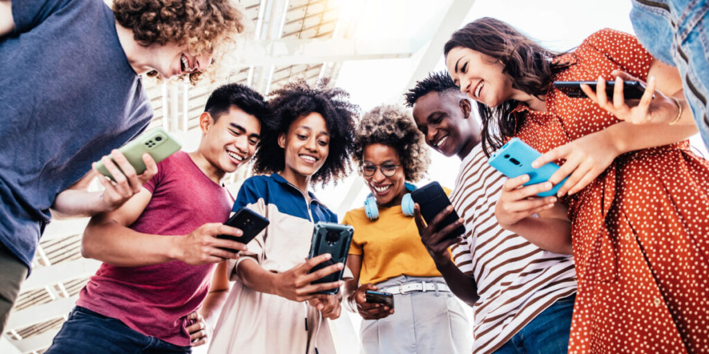 Societatea Biblică Americană finanțează proiecte AI și emisiuni YouTube pentru a crește interesul generației Z față de Biblie