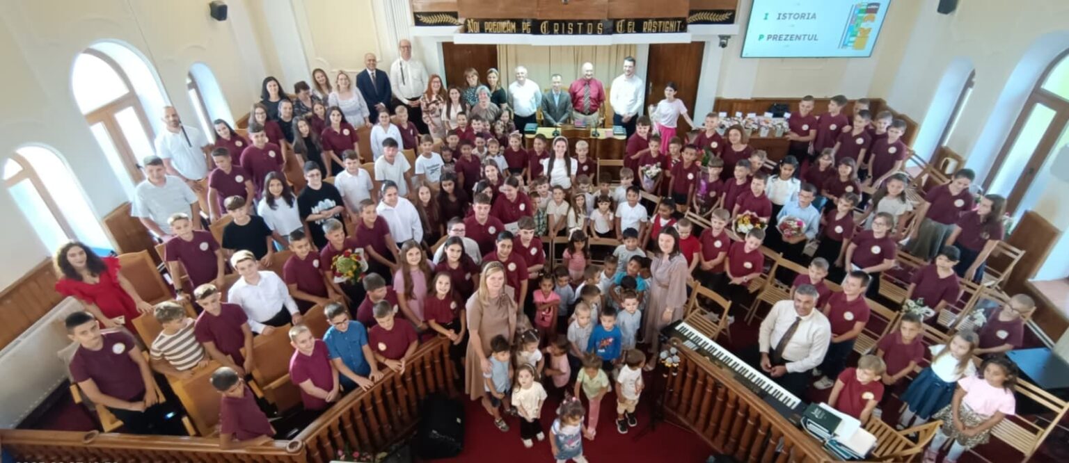 „Nimic fără Dumnezeu” – început de an școlar la Liceul Teologic Baptist din Moldova Nouă