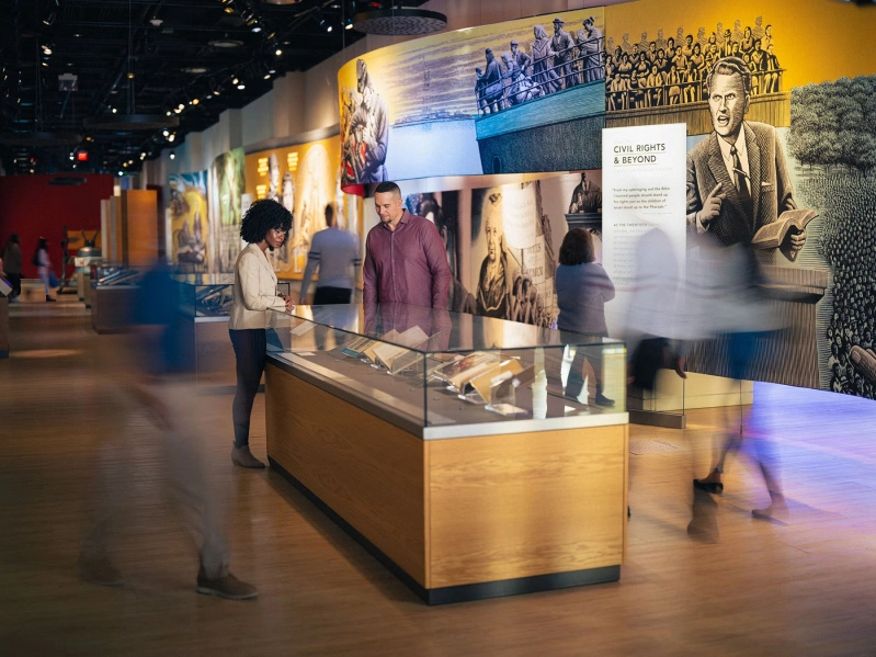 Expoziție cu manuscrisele de la Marea Moartă marchează 75 de ani de la inaugurarea Muzeului Bibliei din Washington