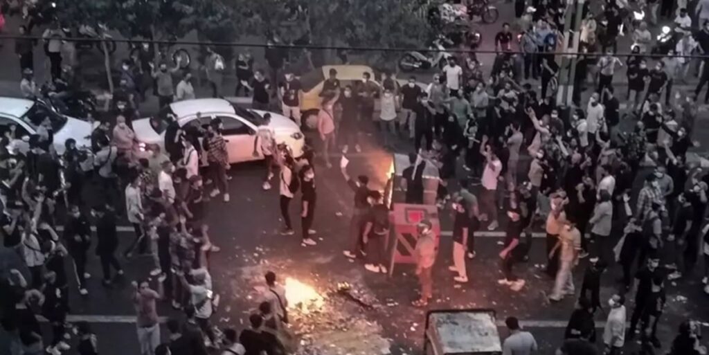 Regimul din Iran se apropie de un posibil punct de cotitură – milioane de iranieni protestează pe străzi