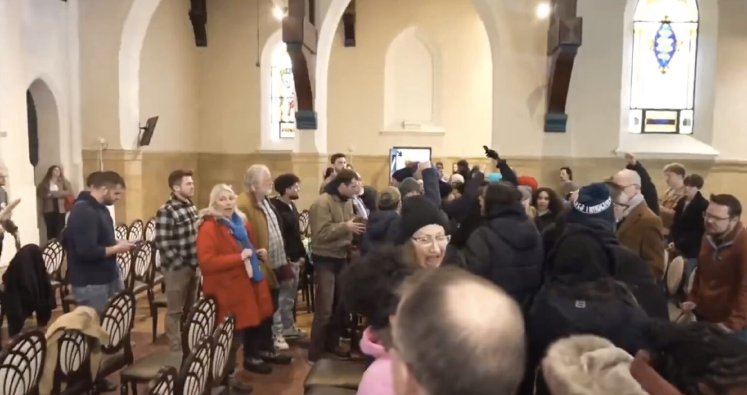 Adunarea unei biserici din Minnesota întreruptă de un grup de protestatari împotriva măsurilor anti-imigrație