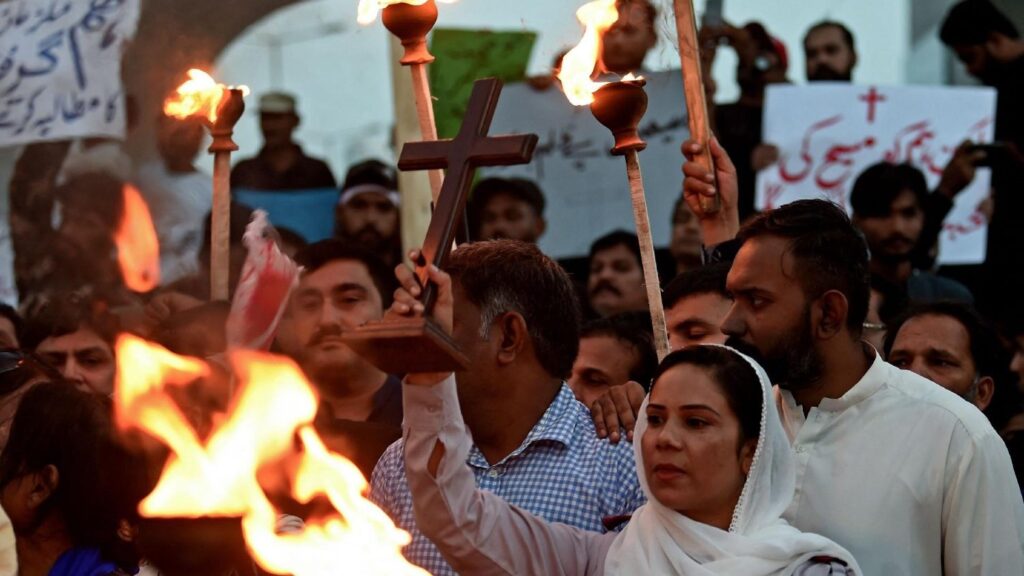 Un camion a intrat în mulțimea de credincioși ce participau la procesiunea de Paște din Pakistan