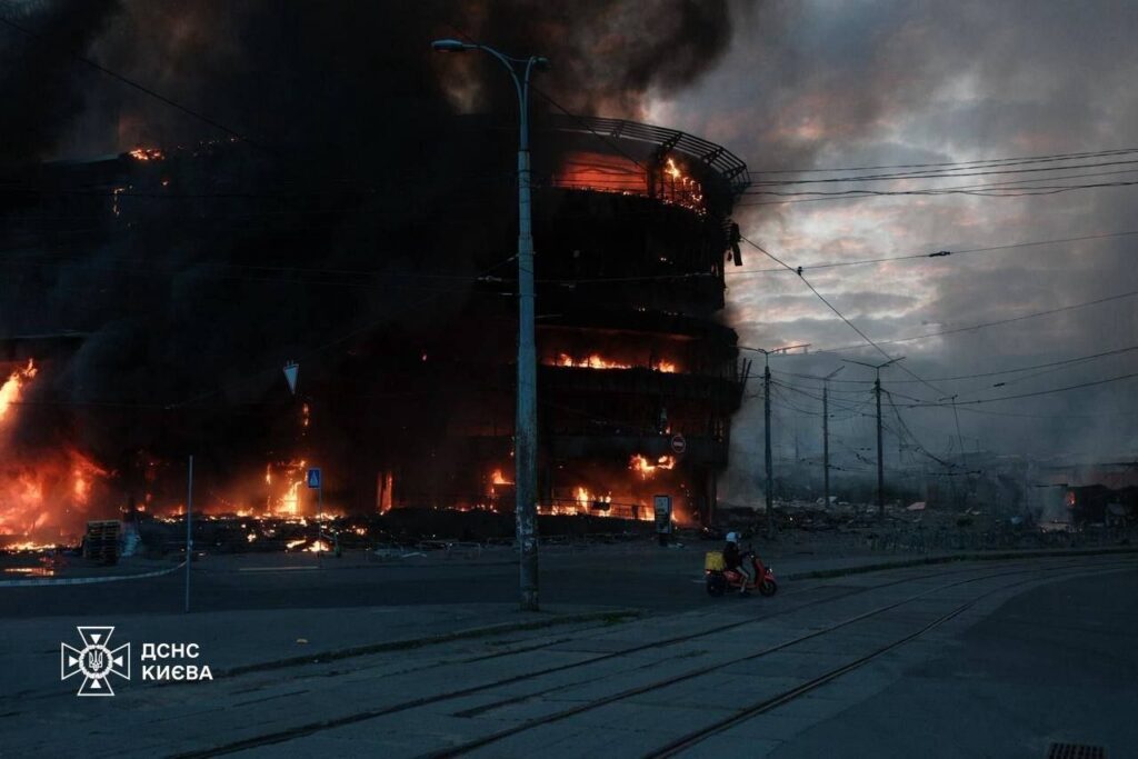 Noapte de foc în Kiev: 87 de răniți și trupuri scoase de sub dărâmături după un atac cu 90 de rachete